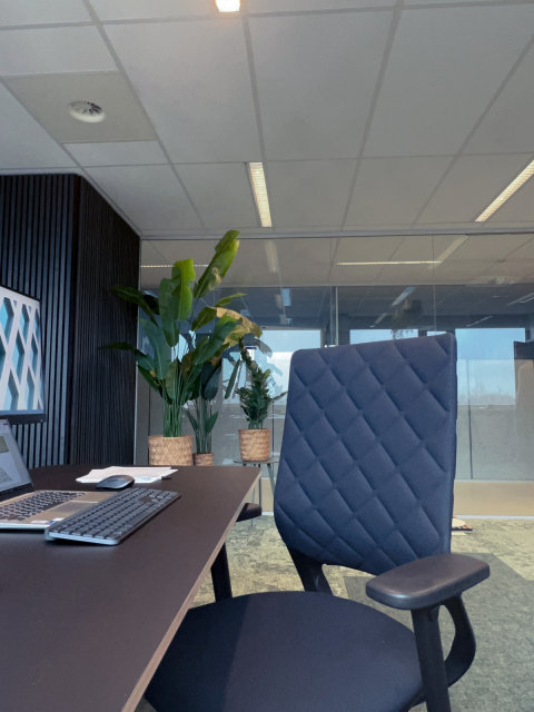 Klöber Mera Diamond Steppung in Detailansicht im Office von First Lines